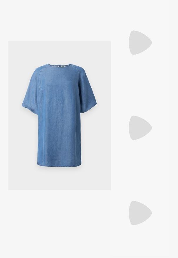 Svetlo modra denim obleka z okroglim izrezom, kratkimi raglan rokavi in ohlapnim krojem; ima ravno obrobo in minimalne šive.; Črne patentne usnjene sandale s koničastim nosom, zankami okoli gležnja s srebrnimi sponkami in opremo ter vitkimi petami.; Zlata metalna torbica z urejenim dizajnom, gladko teksturo in nastavljivim trakom. Ima edinstveno trikotno obliko in minimalistično šivanje.; Zlato obarvani uhani z teksturiranimi, valovitimi oblikami. Vključujejo skulpturalne sponke za ušesa in odprto obliko obročka s kladivastim finišem.