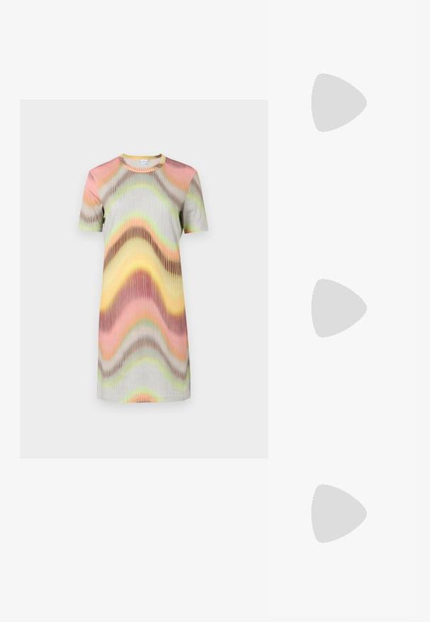 PS Paul Smith WOMENS DRESS - Rochie de zi - multicolour; Tricou alb cu mânecă scurtă, confectionat dintr-un material texturat. Gât rotund, tăietură regulară și detalii subtile de cusătură. Fără modele sau grafice.; Balerini din piele neagră, cu vârf rotund, textură netedă, detalii de cusătură minimale și un design al tălpii flexibil.; Geantă de piele maro cu închidere tip capac, accesorii de culoare aurie, curea de umăr și o textură netedă. Formă compactă și rectangulară.