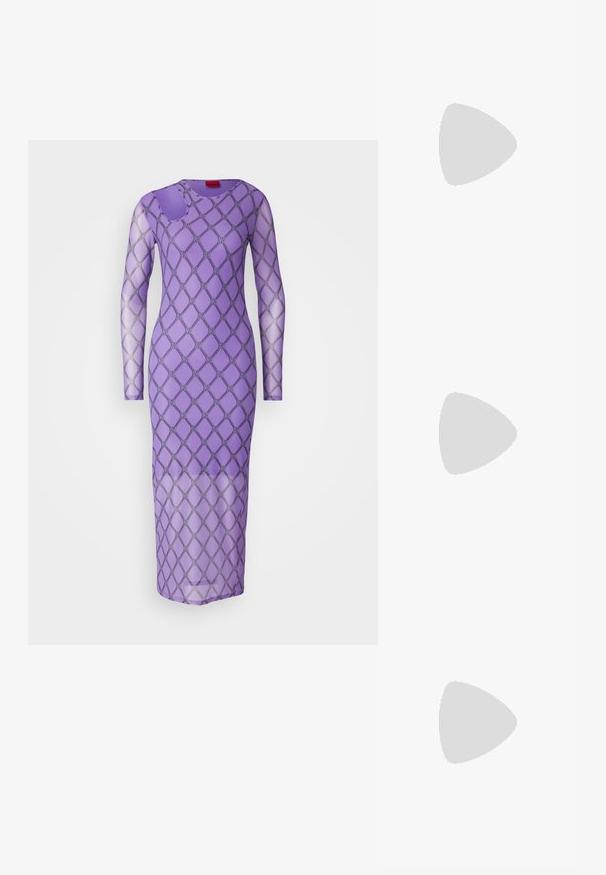 A lila hosszú ujjú ruha gyémántmintával és hálós textúrával. Egy vállon kivágott részlet. Karcsú, testhez simuló fazon.; Fekete bőr slingback magassarkúk, hegyes orral, vékony sarkakkal és arany színű részlettel a állítható pánton. Simа felület.; Fekete bőr kézitáska, strukturált dizájnnal, rövidített formával, felső fogantyúval és arany színű kiegészítőkkel. Állítható vállpánt is tartozik hozzá.; Ezüst fülbevalók, texturált mintával, függőleges barázdákkal. Kerek forma, biztos záródással. Sima felület.