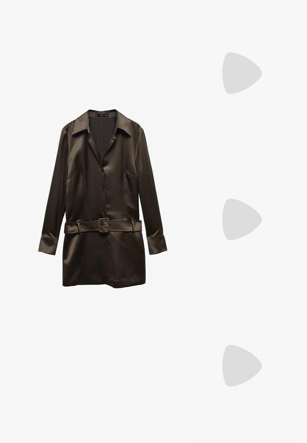 Mango Abito a camicia - khaki; Scarpa slingback in vernice nera con punta affusolata, cinturini alla caviglia con fibbie in argento e accessori, e tacco sottile.; Borsa a mano metallica dorata con un design strutturato, superficie liscia e tracolla regolabile. Presenta una forma triangolare unica e cuciture minimaliste.; Orecchini in tono oro caratterizzati da forme ondulate eTexture. Comprendono chiusure clip-on scultoree e un design a cerchio aperto con finitura martellata.
