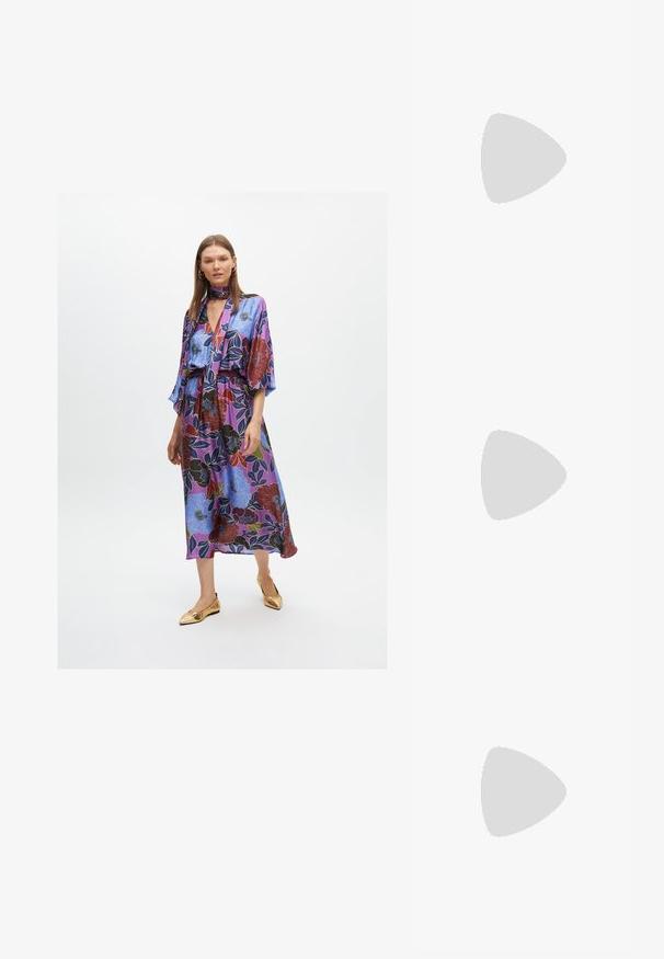 Pitkä kukkamekko violetissa, jossa on suuria sinisiä ja punaisia kukkakuoseja, lyhyet hihat, nauhakiinnitys kauluksessa ja elastinen vyötärö. Kultaiset ballerinat.; Naiskahva leopardikuosiset korkokengät, joissa on neliönmuotoinen kärki, useita remmejä ja keskipitkä korko. Valmistettu pehmeästä tekstiilimateriaalista.; Kilpikonnakuosisaurinkolasit, joissa on leveä, kulmikas kehys ja ruskeat linssit. Varret ovat hoikat ja niissä on sileä, kiiltävä pinta.; Ruskean kudottu nahkainen käsilaukku, jolla on löysä, kolmiomainen muoto. Varustettu punotulla kahvalla ja vetoketjukiinnityksellä ylhäällä.