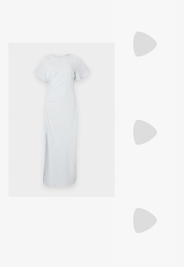 Lyseblå, kne-lengde kjole med rund halsutskjæring, korte fløyelsærmer, siderykking og en subtil split i kanten, laget av glatt stoff.; Sorte patentlær slingback-sko med spiss tå, detaljer i sølv og lav blokkheel. Glatt, skinnende tekstur gjennom hele.; Svart lær crossbody-veske med glatt tekstur, rektangulær form og metallkjede detaljer på framsiden. Justerbar stroppe inkludert.; Sølv dråpeøreringer med firkantet studs, med en glatt, polert overflate og en tåreformet design som reflekterer lys med en blank overflate.