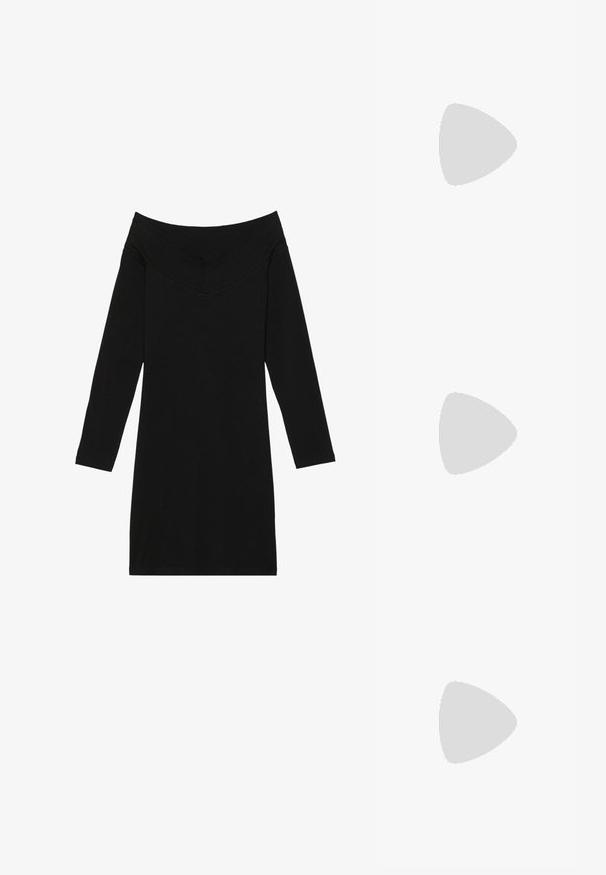 Robe noire à épaules dénudées avec des manches longues, présentant un décolleté en V. Confectionnée en tissu lisse, elle présente une silhouette ajustée.; Anna Field Bottes - black; Lunettes de soleil rondes avec verres sombres et monture en or. Le modèle porte un cardigan à côtes bleu clair avec des boutons et des manches blanches contrastantes.; Top en tricot côtelé olive avec un détail découpé, associé à une jupe en denim. Sac à main marron avec une bandoulière en chaîne repose sur la hanche.