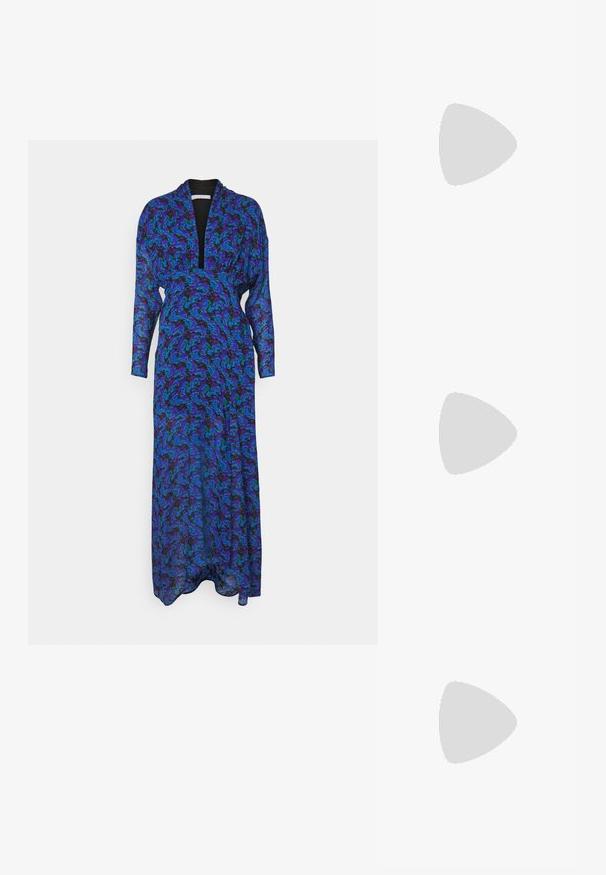 Lange jurk met een blauw en paars abstract patroon, lange mouwen en een V-halslijn, gemaakt van een luchtige stof voor een comfortabele pasvorm.; Zwarte leren ballerina met een ronde neus, gladde textuur, minimale stikdetails en een flexibele zoolontwerp.; Grijze neplederen handtas met een gebogen vorm, voorzien van zwarte biezen, een enkele schouderband en een extra afneembare band.; Gouden creolen met een organisch, vloeiend ontwerp, voorzien van textuuraccenten en een gladde afwerking, gedragen aan een geperforeerd oor.