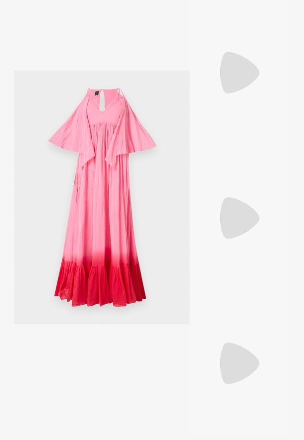 Maxikjole i gradient rosa, som går fra lyse til mørke nyanser. Har V-hals, utsvingte ermer og samlet midje. Struktureret stoff.; Sorte semskede høyhælte sko med spiss tå og slank, lav hæl. Glatt tekstur med et elegant design, uten synlig maskinvare.; Svart oversized solbriller med geometrisk innfatning, mørkt tonede linser og hardware i gulltone, iført med en blomstermønstret topp med høy krage.; Svart paljettmini-veske med en knyttet teksturert stropp og sølvkjede. Rund form med samlet topp og reflekterende detaljer.