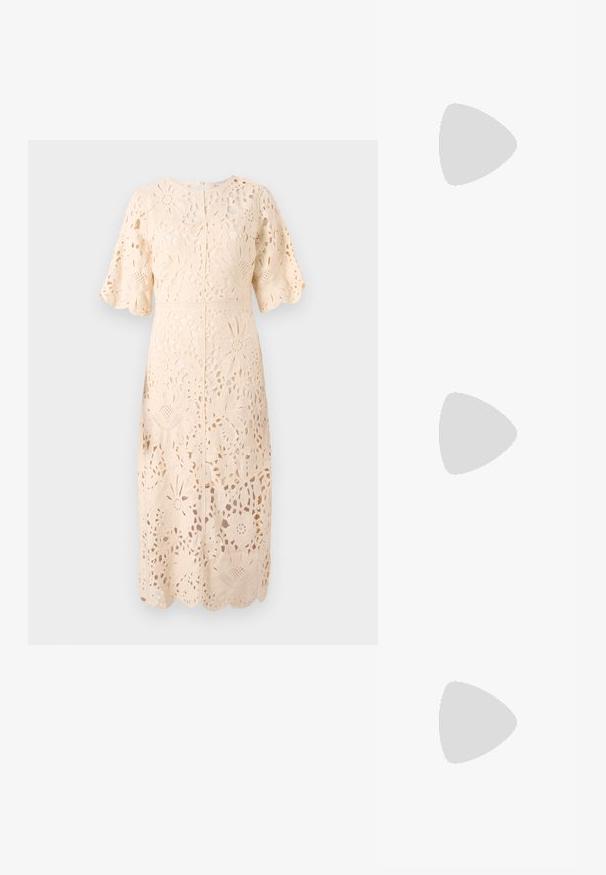 Čipkované šaty v jemnej béžovej farbe s kvetinovými výrezmi, krátkymi rukávmi, okrúhlym výstrihom a hranatým lemom, ktoré predvádzajú zložitú textúru a dizajn.; Čierne lakované kožené slingback topánky s špicatou špičkou, remienkami okolo členku s striebornými prackami a hardvérom, a štíhlým podpätkom.; Zlatá metalická kabelka so štruktúrovaným dizajnom, hladkou textúrou a nastaviteľným popruhom. Obsahuje jedinečný trojuholníkový tvar a minimalistické šitie.; Náušnice v zlatej farbe s textúrovanými, vlnitými tvarmi. Obsahujú sochárske klipsové náušnice a otvorený tvar krúžku s kladivkovým povrchom.