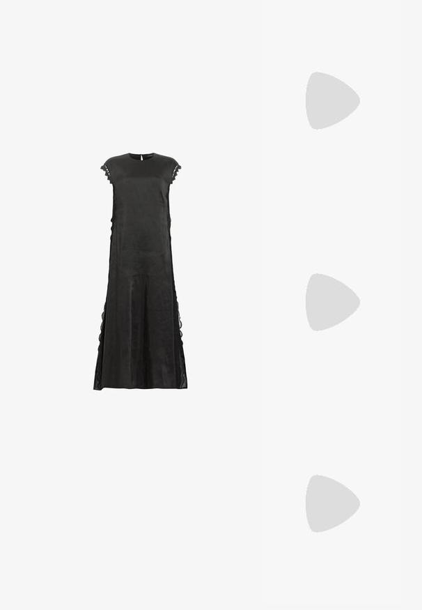 Svart kjole med rett silhuett, korte ermer og blonde detaljer langs sidene. Laget av et glatt, lett materiale.; Svart spiss tå slingback-sko med lav hæl, laget av jevnt skinnmateriale og med utskåret design på siden for pusteevne.; Svart lær skulderveske med en myk tekstur, trekantet form og justerbar stropp, kombinert med en lyseblå stripete skjorte og hvite bukser.; Sølvmetalløreringer med en glatt, skinnende overflate og et strukturert, rundet design. Har en hengslet lås for sikker bruk.