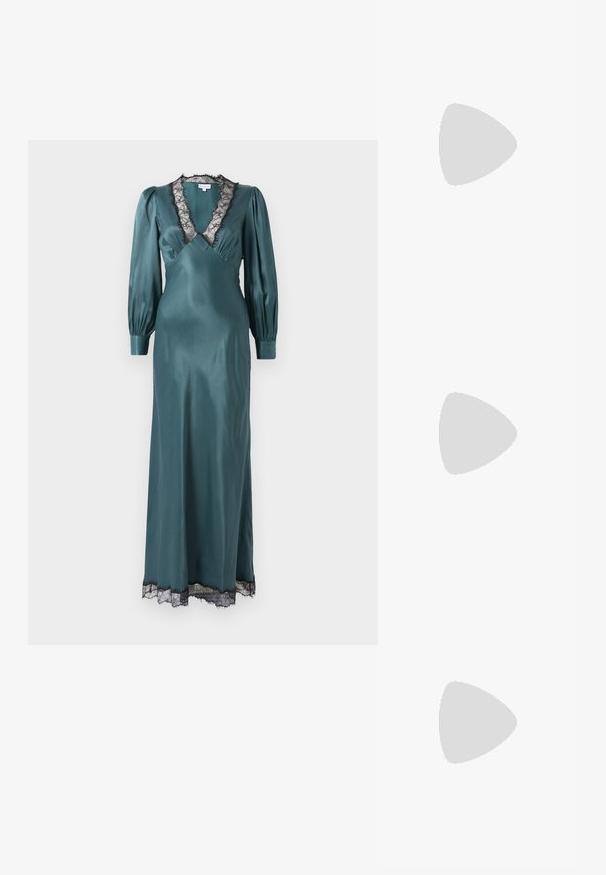 Robe maxi en satin teal avec un décolleté en V profond, de longues manches bouffantes et des garnitures en dentelle noire le long de l'encolure et de l'ourlet. Texture lisse.; Escarpin slingback en vernis noir avec un bout pointu, présentant un imprimé serpent texturé, une sangle réglable et un petit talon bloc texturé.; Sac en cuir noir porté en travers avec deux poches avant, boucles dorées, fermeture zippée et une sangle fine. Surface texturée et forme rectangulaire compacte.; Boucles d'oreilles en métal doré en forme d'anneau, avec une forme courbée et allongée. Elles présentent une surface lisse et brillante avec une pointe arrondie pour un détail supplémentaire.