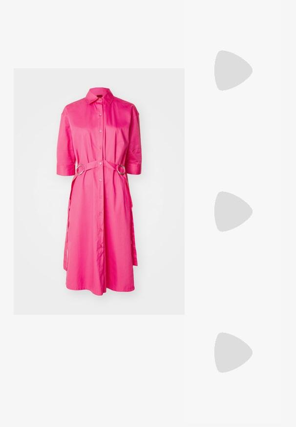 HUGO KITERINA różowy; Czarny but na obcasie typu slingback z ostro zakończonym noskiem, z niskim obcasem, wykonany z gładkiej skóry, z wycięciem po boku dla lepszej wentylacji.; Czarna skórzana torebka w kształcie zakrzywionym, z cienkim uchwytem, srebrnym zamkiem błyskawicznym oraz logo Calvin Klein z przodu. Gładka faktura i minimalistyczny design.; Trzy metalowe pierścienie: jeden w różowym złocie, jeden złoty z teksturowanymi akcentami, oraz jeden srebrny, wszystkie z wygrawerowanym brandingiem na wewnętrznej stronie.