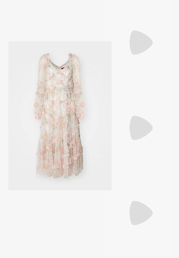 Needle & Thread IMMORTAL ROSE MAEVE LONG SLEEVE BALLERINA DRESS - Apģērbs svinīgiem gadījumiem - moonshine; Melna patent āda ar slīdošo papēdi un smailo purngalu, ar teksturētu čūsku drukājumu, regulējamu siksniņu un īsu teksturētu blokpapēdi.; Melnas ādas crossbody soma ar divām priekšējām kabatām, zelta sprādzēm, ar rāvējslēdzēju aizdari un šauru siksnu. Strukturēta virsma un kompakta taisnstūra forma.; Pāris neregulāras ovālas formas zelta toņos metāla auskaru ar teksturētu, nedaudz sitētu virsmu uz baltas fona.