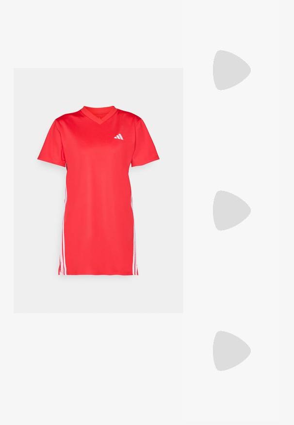 Piros sportruha rövid ujjakkal, V-nyakkivágással, sima anyagból készült; fehér oldalsávokkal és egy kis fehér logóval a mellkasán.; Bershka Magas sarkú szandálok - black; Áttetsző fehér keretes napszemüveg, tükröződő, színes lencsékkel. Sportos dizájnnal és aerodinamikus formával rendelkezik.; Fekete bőrtáska ívelt formával, levehető pánttal és arany színű fémrészekkel. A táskán egy csattal díszített fedél található.