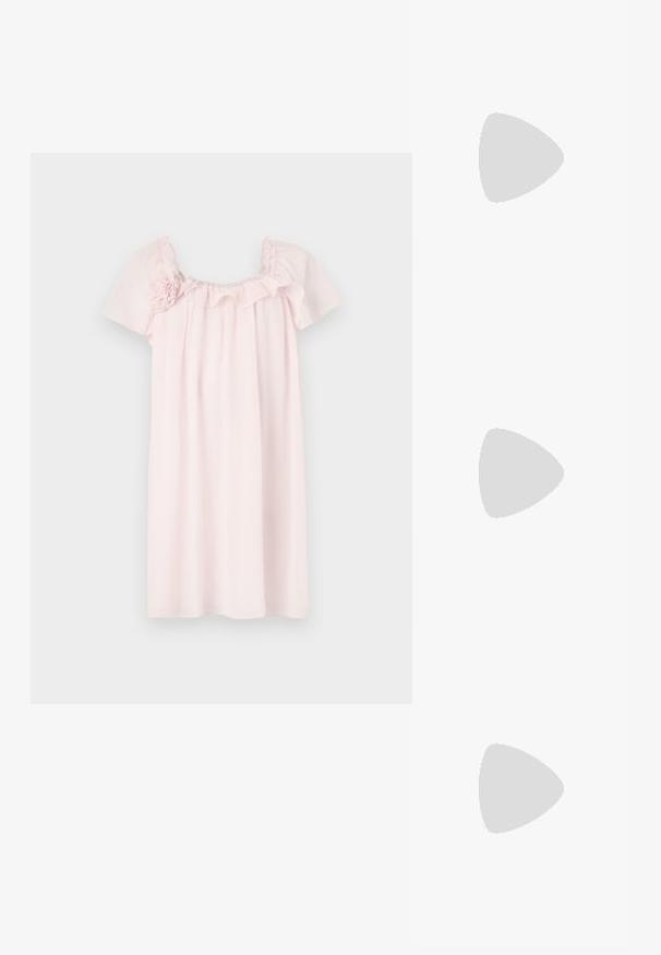 Šviesiai rožinė suknelė, pagaminta iš minkštos medžiagos, su pūstomis rankovėmis, raukšlėtu kaklu ir gėlių akcentais ant vieno peties.; Juodos lakuotos odinės šlepetės su smailiu pirštu ir geometriniu bloko kulnu. Turi elegantišką, minimalistinį dizainą ir lygų paviršių.; Rudos aukso dėklai su ovaliais lęšiais, plonomis kojelėmis ir skaidriais akcentais. Ant šventyklos yra subtilus logotipas. Plonas, lengvas dizainas.; Žalias suedinių rankinukas su dviem ilgais rankenomis, stačiakampio formos ir dekoratyviniu siuvimu. Jame yra šoninė dirželis ir subtili auksinė hardware akcentai.