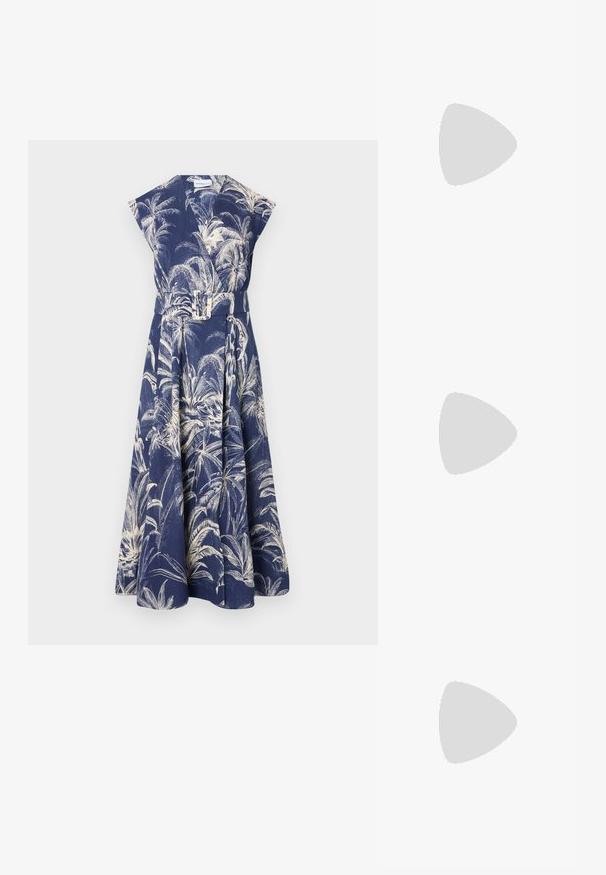 Navyblaues Kleid mit tropischem Palmenmuster, kurzen Ärmeln und tailliertem Gürtel. Aus strukturiertem Stoff gefertigt, besitzt es einen ausgestellten Rock.; Weißes kurzärmliges T-Shirt aus geripptem Stoff. Runder Halsausschnitt, normale Passform und dezente Nähte. Keine Muster oder Grafiken.; Schwarze Leder-Ballettschuhe mit abgerundeter Spitze, glatter Textur, minimalen Nähdetails und einem flexiblen Sohlen-Design.; Braune Ledertasche mit Klappenverschluss, Beschlägen in Goldfarbe, einem Schultergurt und einer glatten Oberfläche. Kompakte rechteckige Form.