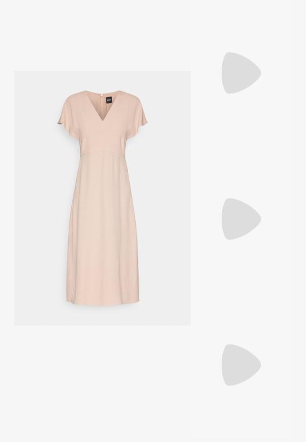 Robe rose pâle avec un col en V, des manches courtes à volants et un corsage ajusté. Elle présente une fermeture éclair discrète au dos et une jupe évasée arrivant au genou.; Sandale à talon noir avec un design à lanières, finition laquée brillante, bout ouvert et un talon bloc géométrique. Accentuée par une sangle à boucle.; Sac à main en cuir matelassé noir avec une bandoulière en chaîne dorée et un fermoir à bascule avec un accent circulaire. Forme rectangulaire compacte.; Collier plaqué or avec un accent central lisse et courbé. Possède une chaîne flexible avec un fermoir à homard et des maillons supplémentaires ajustables.