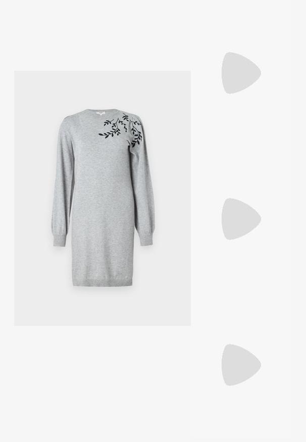 Object OBJTHESS EMBROIDERY DRESS - Sarafanas - light grey melange; Juodos odinės aulinukės su apvalia nosimi, raišteliais priekyje ir storesniu guminio pado apačioje su tekstūruotu raštu. Priekyje yra kilputė.; Juodas odinis dėkliukas su atvarteliu ir auksinės metalinės sagties detalėmis. Įeina juodas diržas ir elegantiškas, minimalistinis dizainas.; Sidabriniai auskarai žiedai su sukto dizaino, turintys poliruotą apdailą ir fiksavimo smeigtuką. Skersmuo maždaug 3 cm.