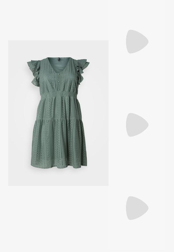 Vero Moda Curve VMHONEY V NECK DRESS  - Rochie de zi - laurel wreath; Pantofi cu toc slingback din piele lacuită neagră, cu vârf ascuțit și toc geometric. Prezintă un design elegant, minimalist și o textură netedă.; Geantă din piele neagră, cu o formă curbată, curea detașabilă și accesorii aurii. Geanta are un capac cu un detaliu tip cataramă.; Trei perechi de cercei: cercei cu perle albe mari, cercei tip cerc din aur cu pietre clare și două cercei lungi, drepți, din aur cu detalii strălucitoare.