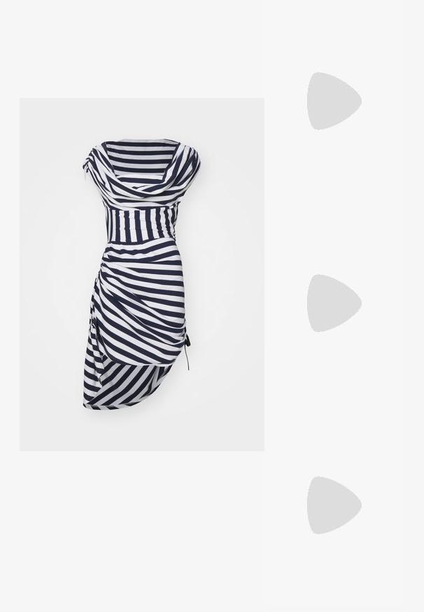 Sinead Gorey HACIENDA STRIPE ASYMMETRIC DRAPED HIGH LOW DRESS - Kokteilinė suknelė / vakarėlių suknelė - white/navy; Elleme ASYMMETRIC STRAP - Pantoletai su kulnu - white; Balta tekstūruota sankabos rankinė su susiraukšlėjimo dizainu, turinti auksinę grandinėlę. Lygaus paviršiaus su subtiliomis bangomis ir suapvalintais kraštais.; Sidabrinės auskarai su banguota, abstrakčia forma, papuošta mažais, žėrinčiais kristalais. Patikimas užsegimas su kištukiniu uždarymu.