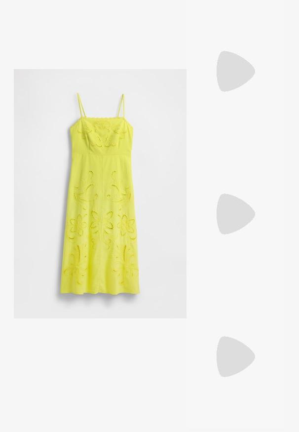 Gul bomuldskjole med spaghetti stropper, der har detaljerede blomsterudskæringsmønstre og en lige silhuet.; Sorte patenterede læderslagback sko med spids tå, ankleremme med sølvspænder og hardware samt en slank hæl.; Guldmetallisk håndtaske med et struktureret design, glat tekstur og justerbar rem. Har en unik trekantet form og minimalistisk syning.; Guldtonede øreringe med teksturerede, bølgede former. Inkluderer skulpturelle clips og en åben ringdesign med en hamret finish.