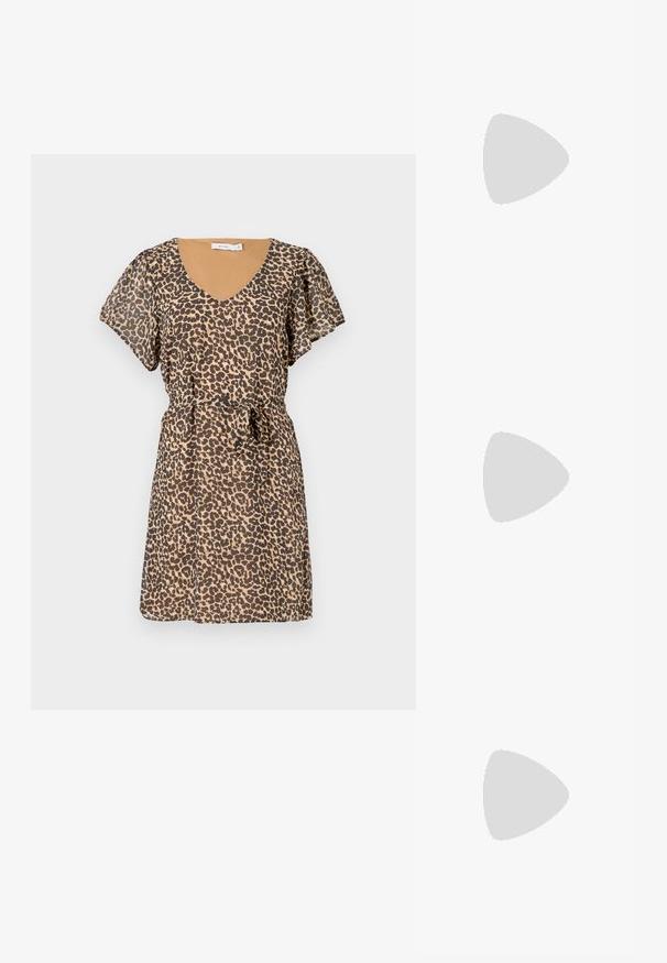 Šaty s leopardím vzorom a výstrihom do V, s krátkymi volánovými rukávmi. Vyrobené z ľahkého materiálu, so zúženým pásom a zodpovedajúcim opaskom.; Čierne lakované kožené sandálové podpätky s špicatou špičkou a geometrickým blokovým podpätkom. Disponujú elegantným, minimalistickým dizajnom a hladkým povrchom.; Čierna kožená kabelka s zaobleným tvarom, odnímateľným popruhom a zlatými doplnkami. Kabelka má klopu s detailom s prackou.; Náušnica zo zlato sfarbeného kovu s plynulým, zakriveným dizajnom. Na jednom konci je malý, výrazný strieborný akcent.