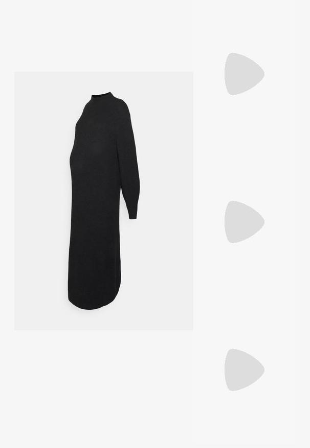 ONLY MATERNITY OLMLUCCA DRESS - Gebreide jurk - black; Zwarte gepolijste leren slingback hakken met een spitse neus, een ronde uitsnede en een blokhak. Voorzien van een gouden gespaccent.; Zwarte oversized zonnebril met gradient glazen, dikke montuur en gouden kettingdetails op de pootjes.; Zwarte handtas met gestructureerde vorm, gladde textuur en een metalen sluiting. Gecombineerd met brede zwarte broeken en sandalen met open teen op een houten vloer.