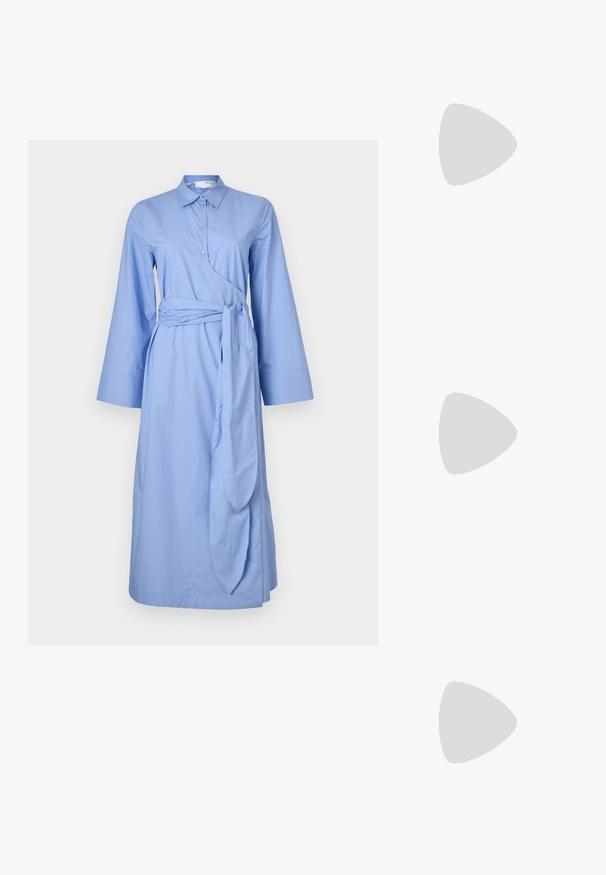 Vestido de algodão azul com gola, mangas longas, design envolvente e faixa atada na cintura, apresentando uma textura suave.; Top preto sem alças feito de um tecido macio e elástico, com detalhes franzidos e um design de alça larga de um lado.; Sapatos pretos de pele lacada com biqueira pontuda, salto bloco e tiras no tornozelo, combinados com caneleiras cinzas em malha e uma saia de camurça castanha.; Bolsa de mão em couro sintético preto com textura de crocodilo, topo franzido e alça enrugada. Apresenta um design suave e compacto.