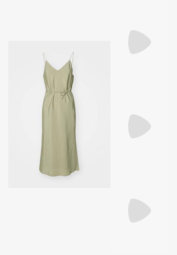 Svetlo olivovo zelené saténové šaty s tenkými ramienkami, výstrihom do v, priliehavým pásom a splývavou sukňou po členky s textúrovaným povrchom.; Strieborné sandále na podpätku s dizajnom krížových popruhov, hladkou textúrou a špicatou špičkou. Podpätok má výšku približne dva palce.; MICHAEL Michael Kors MONA - Taška cez plece - optic white; Sada zlatých kruhových náušníc s rôznymi veľkosťami a dizajnmi, vrátane malých, stredných a veľkých štýlov, s hladkým kovovým povrchom.