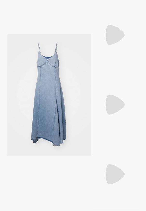 Gestuz KAILA LONG DRESS - Maksi garuma kleita - light blue washed; Zeltīta metāla augstpapēžu sandale ar stūrveida bloka papēdi, divām siksniņām virs kājas un regulējamu potītes siksniņu. Gluda tekstūra.; Brūna gradienta saulesbrilles ar caurspīdīgu rozā rāmi, kvadrātveida forma un plānas metāla kājas. Iespējamās noapaļotas malas un minimāls dizains.; Zelta metāla somiņa ar strukturētu dizainu, gludu tekstūru un regulējamu siksniņu. Iezīmējas ar unikālu trīsstūrveida formu un minimālistisku šuvumu.; Spīdīga bežīga aproce, izgatavota no gludas sveķu materiāla. Apaļa forma ar vienmērīgu virsmu un nelielu zelta logotipu iekšpusē.