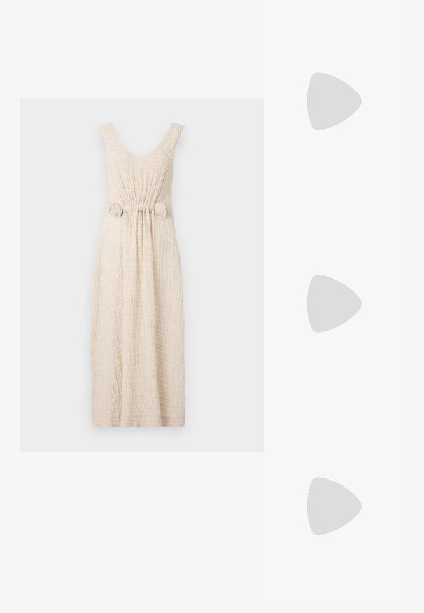 Beige midi kjole med en tekstureret, krøllet stof. Har scoop-udskæring, brede stropper og bundet detalje i taljen.; Stuart Weitzman EMILIA MARY JANE FLAT - Ballerinasko m/ rem - black; Sort læder håndtaske med en rund form, prydet med hvid graffiti-lignende tekst, sølvfarvede lynlåse og en justerbar skulderrem.; Guldøreringe med et korsaccent, en struktureret rund bund med en central ædelsten og indviklet detaljering langs kanterne.
