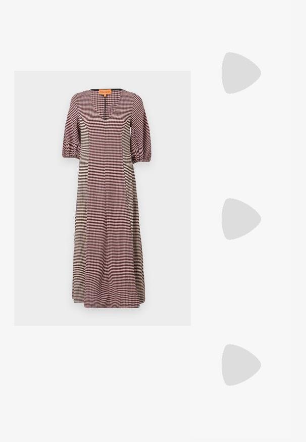 Rochie în carouri, roz, alb și negru. Prezintă un decolteu în V, mâneci bufante și o siluetă dreptă. Material moale cu o textură netedă.; Pantofi cu toc slingback negri din patent, cu vârf ascuțit, cu imprimeu de șarpe texturat, curea ajustabilă și toc scurt texturat.; Geantă de umăr argintie din metal, cu mânere din lanț, textură matlasată, cusături decorative și închidere cu fermoar. Are accente embossate pe față.; Cercei aurii care prezintă un cristal clar, rectangular, suspendat sub un rând de accente mici, rotunde, clare. Design elegant și modern.