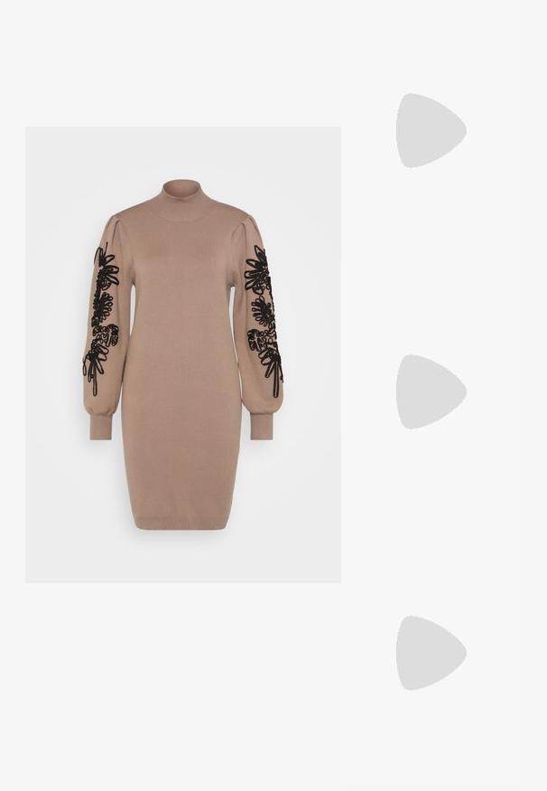 Strikket kjole i beige med høj hals. Lange ærmer har sort blomsterbroderi. Slim fit med ribbede manchetter og kant.; Sorte patentlæder slingback hæle med spids tå og en geometrisk blok hæl. Har et elegant, minimalistisk design og en glat tekstur.; Sort læder hobo taske med en glat overflade, buet form og en enkelt justerbar rem; har en bred åbning øverst.; Guldfarvet metalarmbånd med flydende, kurvet design. Har en lille, fremtrædende sølvfarvet accent i den ene ende.