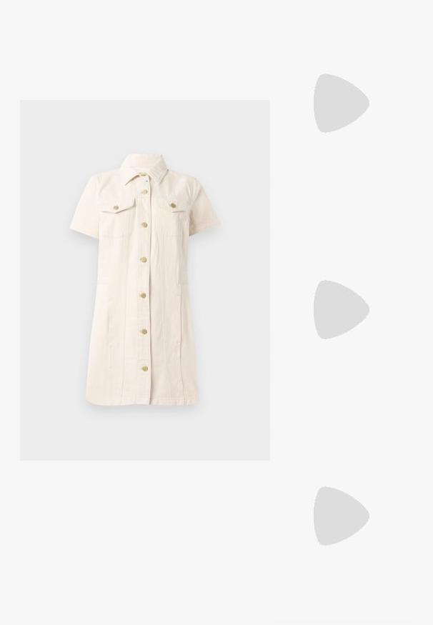 Kortærmet, lys beige kjole i denim, med knaplukning foran, to brystlommer og guldfarvede hardware-detaljer.; Sorte patent slingback hæl med spids tå, prydet med tekstureret slangeskindsmønster, justerbar rem og en kort, tekstureret blokhæl.; Sort læder crossbody taske med to frontlommer, guldspænder, lynlåslukning og en slank rem. Struktureret overflade og kompakt rektangulær form.; Guldtonede øreringe med et rektangulært, klart krystal, der hænger under en række af små, runde klare accenter. Elegant, moderne design.