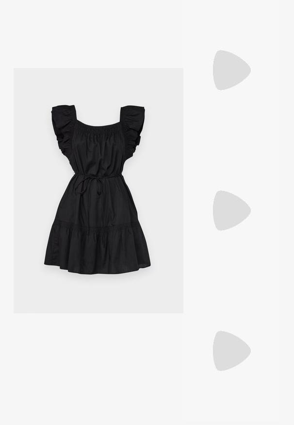 Schwarzes Kleid mit Rüschensleeves, gesmocktem Oberteil und einer Kordelzuggröße. Es hat einen gestuften Rock und eine weiche Baumwolltextur.; Brauner kniehoher Lederstiefel mit spitzer Zehe und klobigem mittelhohem Absatz, Seitenansicht vor weißem Hintergrund.; Schildpatt rechteckige Sonnenbrille mit grünen Gläsern. Breiter Rahmen, glatte Oberfläche, goldene Akzente an der Seite und schlanke Bügel.; Braune Ledertasche mit zwei langen Griffen, strukturierte rechteckige Form, glatte Textur und dezente Nähdetails.; Goldfarbener Anhänger mit einem Karabinerhaken und einem kleinen Etikett mit der Aufschrift "PILGRIM." Hat ein glattes, strukturiertes Finish und ein schlankes, längliches Design.