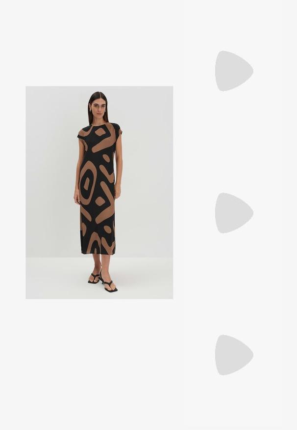 Schwarzes Kleid mit braunem abstraktem Muster, kurzen Ärmeln und gerader Silhouette, aus einem glatten Stoff, bis zur Mitte der Waden reichend.; Schwarze Lack-Slingback-Pumps mit spitzem Zehenbereich, versehen mit strukturiertem Schlangenprint, verstellbarem Riemen und einem kurzen, strukturierten Blockabsatz.; Schwarze Leder-Umhängetasche mit zwei vorderen Taschen, goldenen Schnallen, Reißverschluss und einem schmalen Tragegurt. Texturierte Oberfläche und kompakte rechteckige Form.; Goldfarbene Metall-Hoops mit einer geschwungenen, länglichen Form. Sie verfügen über eine glatte, glänzende Oberfläche und eine abgerundete Spitze für zusätzliche Details.