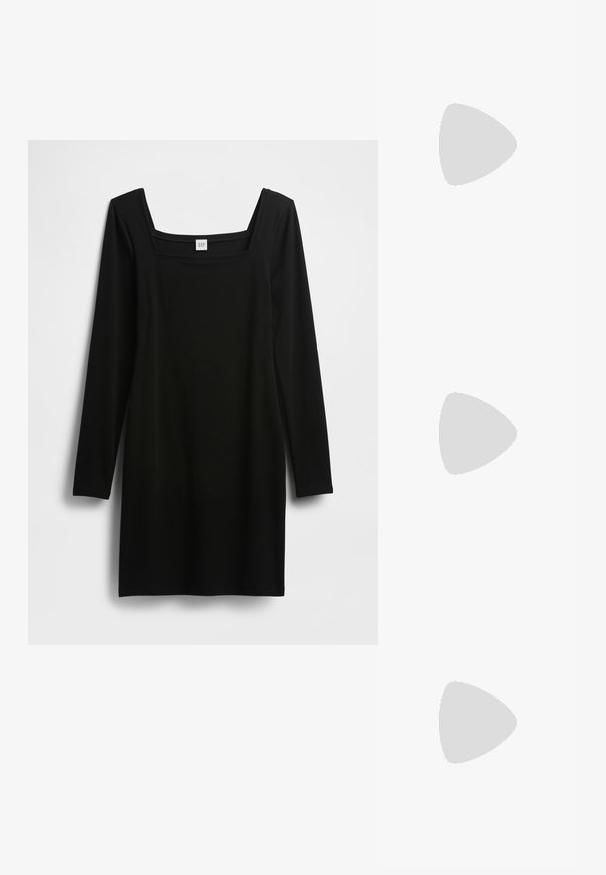 Schwarzes langärmliges Kleid mit quadratischem Ausschnitt, gefertigt aus einem glatten, elastischen Stoff. Schlichtes, figurbetontes Design ohne zusätzliche Muster oder Akzente.; Zign Stiefel - black; Schwarze, eckige Sonnenbrille mit grauen Gläsern; aus Kunststoff gefertigt, mit dicken Bügeln, die eine glatte Oberfläche und keine sichtbaren Beschläge haben.; Schwarze Wildleder-Clutch mit einem Reißverschluss und abnehmbarem Handgelenkband. Verfügt über goldfarbene Hardware und eine glatte, matte Oberfläche.