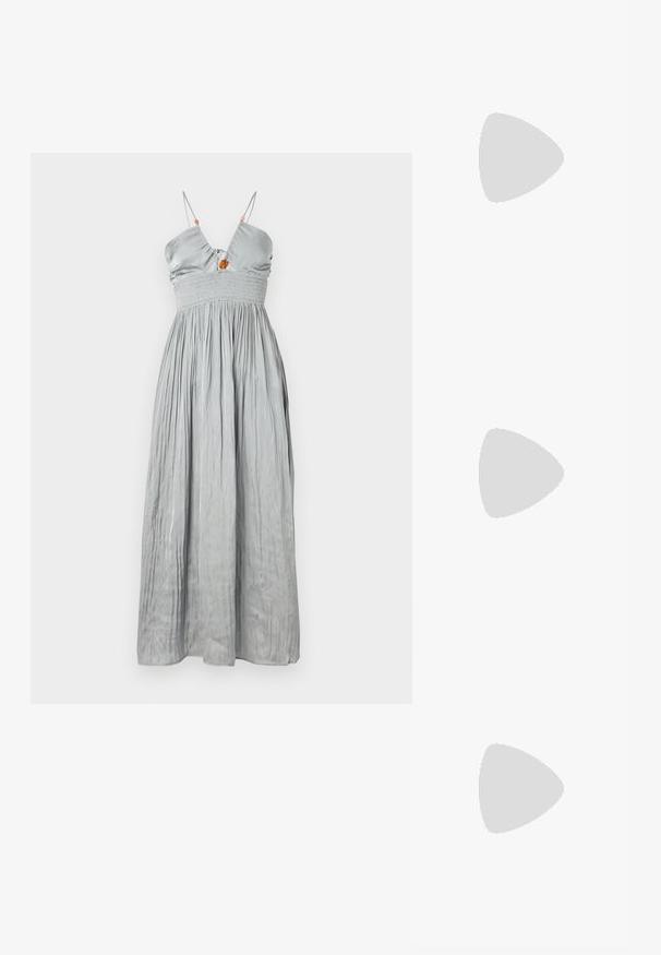 Vestido sem mangas de seda cinza com corpete justo e cintura franzida. Apresenta alças finas e uma saia pregueada com um detalhe decorativo ao centro.; As sandálias de salto alto pretas apresentam tiras finas com um design em nó, uma biqueira quadrada lisa e um elegante salto agulha.; Bolsa metálica cinza claro com uma alça de corrente, adornada com pequenos rebites metálicos circulares e um logótipo triangular da marca.; Brincos de argola prateados com um acabamento suave e brilhante. Forma arredondada, design leve, com fecho de pino.