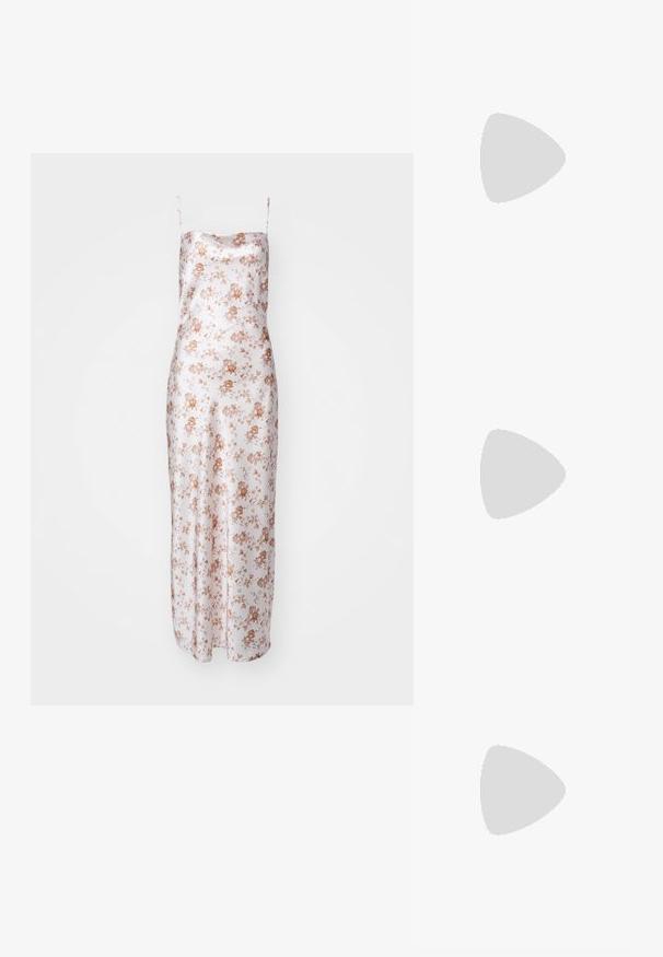 Satinblommig klänning med tunna axelband, en figurnära siluett och en mjuk rosa bakgrund med bruna blommönster. Golvlång design.; Svart läderslingback-sko med spetsig tå, med en vävd detalj och plisserad överdel. Platt sula med minimal hårdvara.; Vit fusk läderväska med en veckad design, dragsko-stängning och slät yta. Rundad form med mjuka veck och minimal hårdvara.; Guld flerdelad halsband med vågiga former; har en slät, reflekterande metalldekor och justerbar kedja för längdjustering.