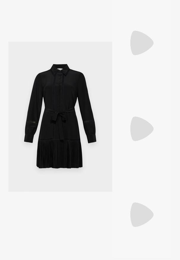Abito nero con colletto a camicia, maniche lunghe, apertura con bottoni e vita con cintura. Dettaglio della gonna plissettata e accenti in pizzo sulle maniche.; Sandal con tacco a blocco in metallo dorato, con una fascia larga sulle dita, cinturino alla caviglia con fibbia e un design minimalista. Texture liscia e pochi dettagli.; Borsa a tracolla in pelle marrone con texture, dotata di catena dorata e chiusura a pattina. Sul davanti presenta un dettaglio con logo e una tasca sotto la pattina.; Orecchini a goccia in perle con superficie lucida, dotati di chiusura a leva argentata e perle bianche rotonde. Design semplice e classico.
