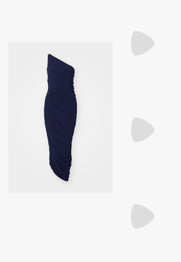 Robe bleue marine à une épaule en tissu ruché, au design ajusté avec une silhouette droite et une texture lisse tout au long.; ALDO ULIANA - Escarpins - black; Versace Lunettes de soleil - black; ALDO BANEVER 3 PACK - Boucles d'oreilles - gold-coloured