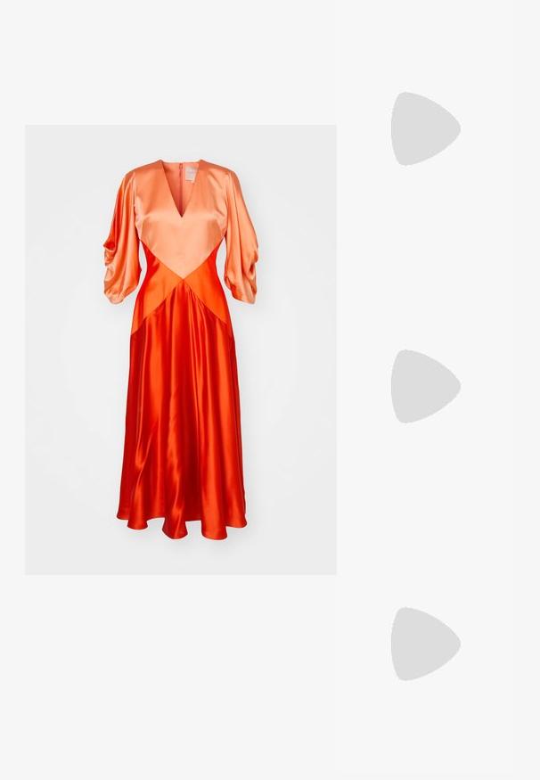 Satin klänning i orange med v-ringning, puffärmar och ett utsvängt kjol. Innehåller färgblockering med olika nyanser av orange.; Beiga patenterade läderkilklackar med spetsig tå och en smal, fyrkantig klack. Slät yta och minimalistisk design utan utsmyckningar.; Bruna gradient solglasögon med en genomskinlig rosa ram, fyrkantig form och tunna metalldelar. Har rundade kanter och minimal detaljering.; Vit axelväska med en strukturerad yta, en centralt placerad spänneaccent och en rundad form. Dragkedjestängningar på båda sidor.; Guldtonade ringörhängen med en slät, polerad yta. Har en halvcirkelform och en säker bakgång.