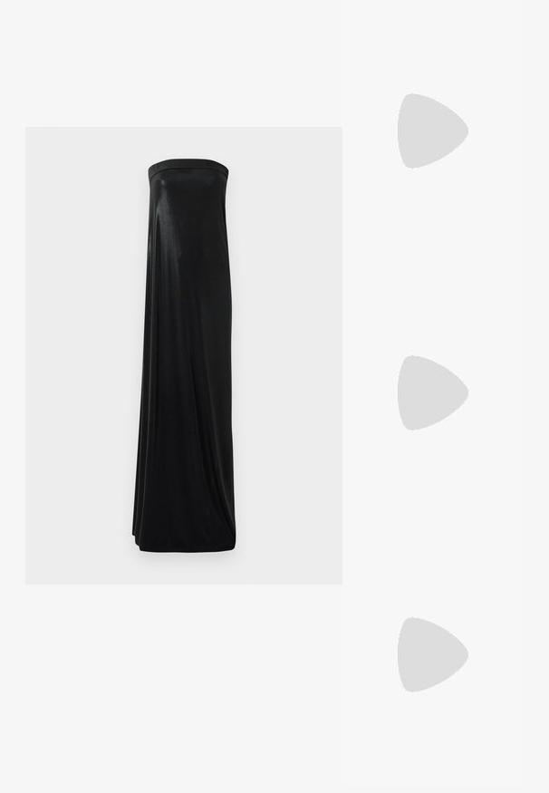 Robe maxi noire sans bretelles en tissu lisse et brillant. Présente un corsage ajusté et une silhouette fluide, atteignant le sol sans embellissements.; Bodysuit noir à manches longues en tissu extensible, avec un décolleté carré et une finition de jambe haute sans quincaillerie visible ni motifs.; Chaussures à talons noires à bride arrière avec un bout pointu, en cuir lisse, et un design épuré et minimaliste. Talon aiguille haut.; Sac à main en cuir noir au design courbé, avec des clous en argent, une boucle et deux poches latérales. Bandoulière réglable pour différentes options de transport.