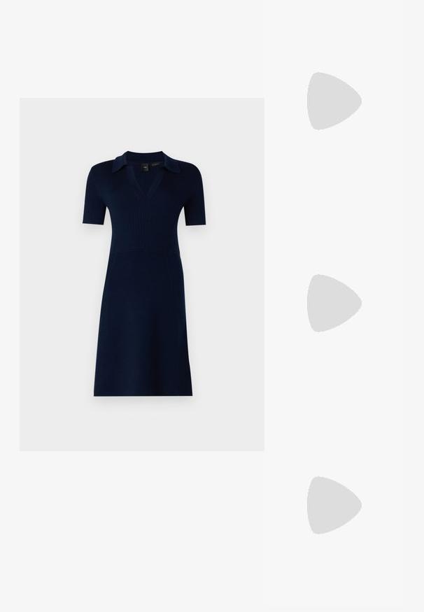 Abito lavorato a maglia blu navy con corpetto aderente, maniche corte e colletto a V. Presenta una texture a coste e gonna svasata.; Sandali neri con tacco alto presentano sottili cinturini con design annodato, una punta quadrata liscia e un elegante tacco a spillo.; Borsa a mano metallica grigia chiara con tracolla a catena, impreziosita da piccoli chiodi metallici circolari e da un logo triangolare del marchio.; Orecchini a cerchio in argento con una finitura liscia e lucente. Forma arrotondata, design leggero, con chiusura a perno.