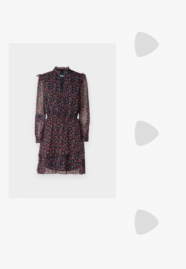 Květinové šaty vyrobené z průhledné námořnické tkaniny s červenými a zelenými vzory, volánkovým vysokým límcem, dlouhými rukávy a stahovaným pasem se zdvojenou sukní.; Černé sandály na podpatku s několika křížovými pásky. Hladký materiál, špičatá špička a úzký podpatek. Nastavitelný pásek kolem kotníku s přezkou.; Černá kožená psaníčko s klopou a zlatým kovovým detailním sponou. Součástí je černý popruh a elegantní, minimalistický design.; Zlaté kruhové náušnice s hladkým, lesklým povrchem. Kruhový design s malým kolíčkem a průhledným záznamem pro bezpečné nošení.