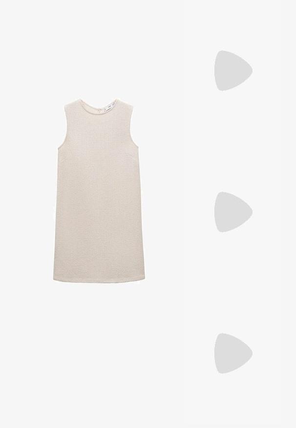 Mango Jerseykleid - off-white; Braune flache Sandalen aus synthetischem Material mit einem geflochtenen Riemendesign und einer glatten, flachen Sohle. Ohne Absatz, minimalistischer Stil.; Sonnenbrille mit goldfarbenem Metallrahmen, grünen getönten Gläsern, ovaler Form, schwarzen Bügeln und klaren Nasenpads. Sauberes, minimalistisches Design.; Ein Stapel aus zwei Ringen; der obere ist bernsteinfarben mit Wirbelmustern, und der untere ist hellbeige; beide sind aus glattem und glänzendem Harz.