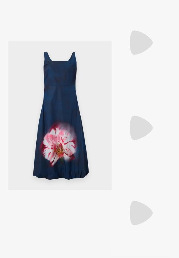 Robe bleu marine avec un décolleté carré et sans manches ; présente un grand motif floral rose clair sur le devant. Texture lisse.; Baskets en cuir blanc, design bas, avec une texture lisse, bout rond, lacets à l'avant et un petit logo brodé sur le côté.; Sac demi-lune en cuir noir avec des accents en métal doré, doté d'une fermeture éclair. Porté en bandoulière sur un pull gris.; Boucles d'oreilles avec clou en métal doré et design torsadé. Chaque boucle d'oreille est dotée d'un arrière transparent circulaire pour un port sécurisé.