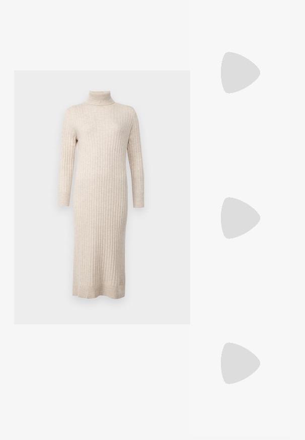 pure cashmere TURTLENECK MAXI DRESS - Pulóverruha - oatmeal; Fekete Moon Boot párnázott felsőrésszel, fűzővel rögzítve, jellegzetes fehér szalaggal, amelyen a logo található. Vastag, texturált gumitalp.; Fekete, téglalap alakú szemüveg, átlátszó lencsékkel és diszkrét lila árnyalattal, karcsú szárakkal és minimalista dizájnnal.; Fekete kötött kesztyű, bordázott mandzsettával, külön ujjnyílásokkal a teljes mozgásért. Puha textúra és egyenletes varrási részletek.