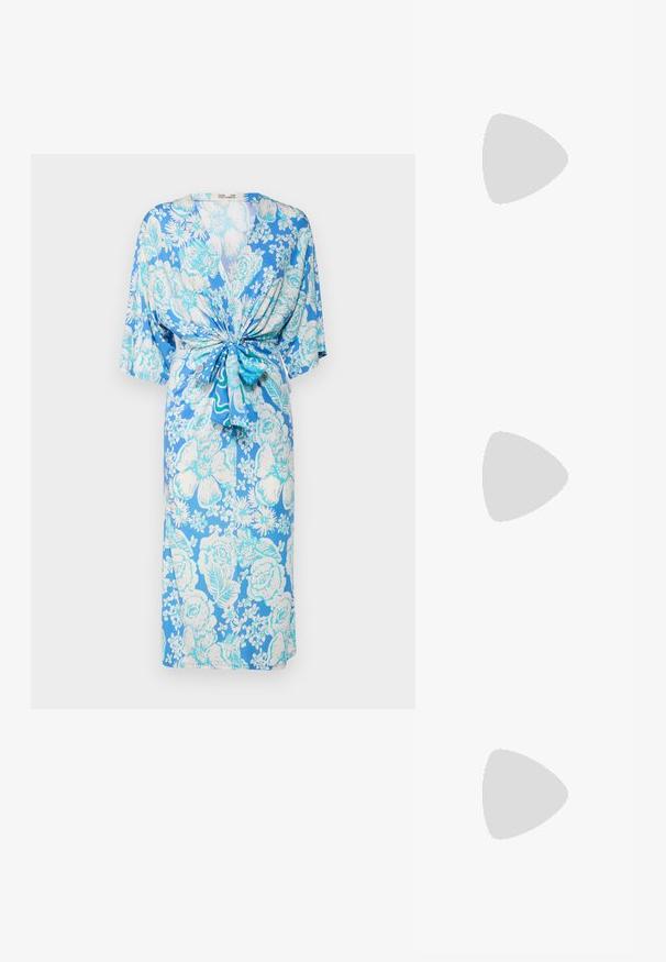 Diane von Furstenberg LIZA DRESS - Trikotāžas kleita - blue; Zelta plakanas sandalītes ar gludu, metāliski struktūrētu virsu, pirksta balstu, platu siksniņu un brūnu zoli. Minimalistisks dizains bez papildu dekorācijām.; Baltā ādas rokassomu ar teksturētu apdari, ar zelta ķēdes siksnu un melniem akcentiem. Iekļauj priekšējo kabatu un aizdari ar rāvējslēdzēju.; Zelta toņu metāla gredzena auskari ar izliektu, pagarinātu formu. Ar gludu, spīdīgu virsma un noapaļotu galu papildu detaļām.