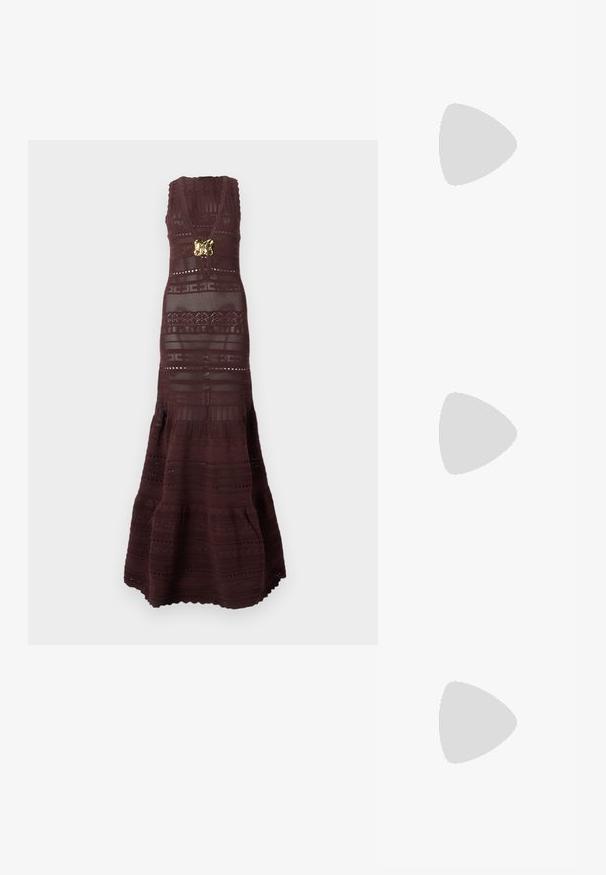 Elisabetta Franchi WOMANS DRESS - Maxi šaty - cacao; Čierne sandále na vysokom podpätku majú tenké remienky s uzlovým dizajnom, hladký štvorcový špičku a elegantný stiletto podpätok.; Svetlošedá metalická kabelka s reťazovým popruhom, ozdobená malými kruhovými kovovými štítkami a trojuholníkovým logom značky.; Strieborné kruhové náušnice s hladkým a lesklým povrchom. Okrúhly tvar, ľahký dizajn, s uzáverom na kolík.