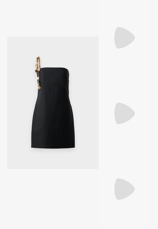 Crna mini haljina sa strukturiranim, ravnim krojem i dekorativnim detaljem zlatne boje na jednom ramenu. Glatka tekstura tkanine.; Crne lakirane slingback pete s oštrim vrhom, s teksturiranim uzorkom zmijske kože, podesivom remenom i kratkom, teksturiranom blok-petom.; Crna kožna torba preko ramena s dva prednja džepa, zlatnim kopčama, zatvaranjem na zip i uskim remenom. Teksturirana površina i kompaktan pravokutan oblik.; Zlatne metalne naušnice u obliku obruča s zakrivljenim, izduženim oblikom. Imaju glatku, sjajnu površinu i zaobljeni vrh za dodatni detalj.