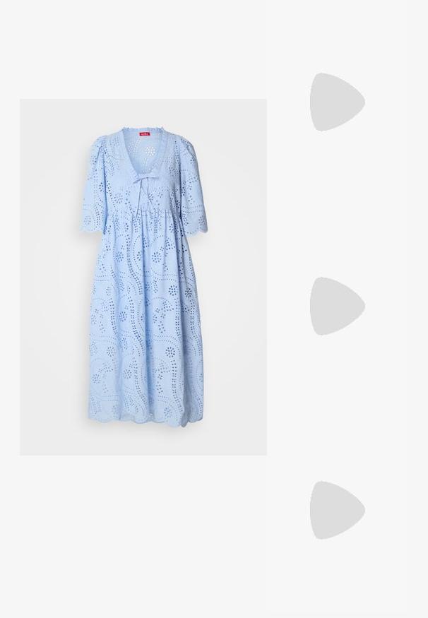 Svijetloplava haljina s opuštenim krojem, kratkim napuhanim rukavima, V-izrezom, uzorkom od čipkastih rupa i valovitom rubnom obrubom, izrađena od teksturirane pamučne tkanine.; Smeđe kožne kaubojke s oštrim nosom, izvezenim spiralnim uzorcima na gornjem dijelu i blok petom. Imaju potporu za lakše obuvanje.; Crna kožna torba s velikim otvorom na vrhu i jednom naramenicom. Mekani tekstura, minimalistički dizajn, s diskretnim metalnim detaljima.; Srebrne kružne naušnice s glatkom, poliranom površinom. Okrugli oblik i sigurno kopčanje na klik. Lagani dizajn pogodan za svakodnevno nošenje.