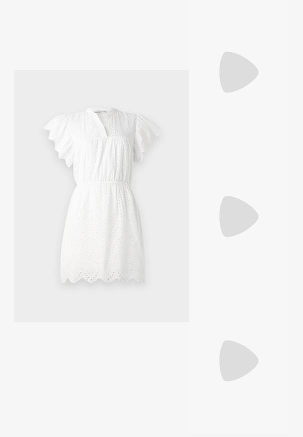 Hvit kjole laget av broderie anglaise-stoff, med pufferm, v-hals, elastisk midje og bølget kant.; Sorte patent slingback hæl med spids tå, featuring tekstureret slangeskind, justerbar rem og en kort, tekstureret blokhæl.; Svart skinn crossbody veske med to frontlommer, gyldne spenner, glidelåslukking og en slank stropp. Teksturert overflate og kompakt rektangulær form.; Gullfargede øreringer med en rektangulær, klar krystall som henger under en rad av små, runde klare akenter. Elegante, moderne design.